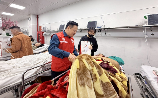 Hanoi Red Cross presents Tet gifts to disadvantaged patients- Ảnh 2.