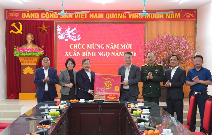Hanoi chairman visits Me Linh, urges decisive action in 2026- Ảnh 1.
