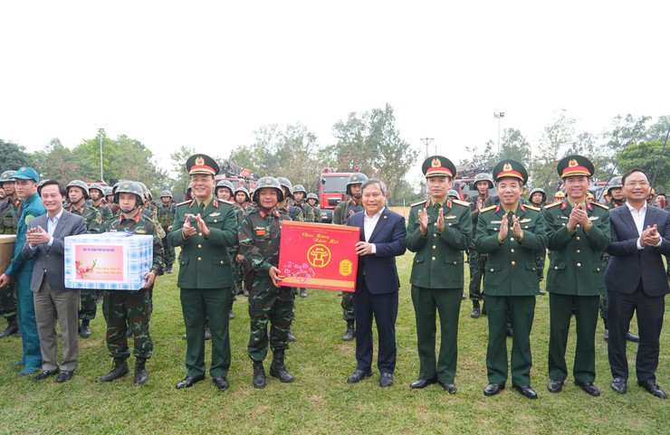 Hanoi chairman extends Tet greetings to Engineer Battalion 544 soldiers- Ảnh 1.