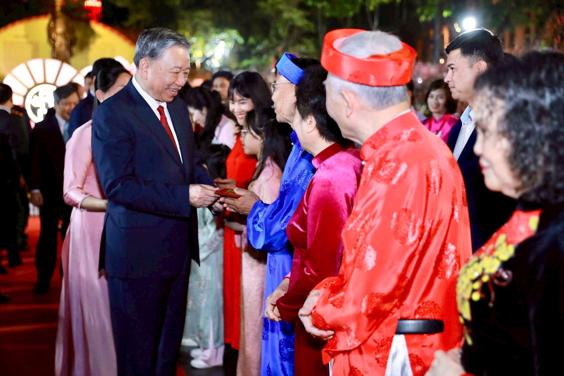 Tổng Bí thư Tô Lâm dâng hương tại Tượng đài Vua Lý Thái Tổ và chúc Tết nhân dân Thủ đô- Ảnh 2.