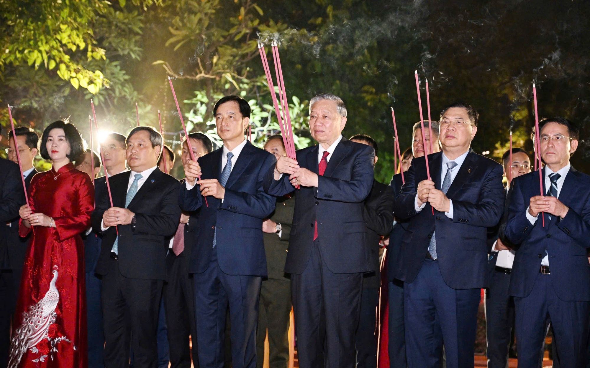 Tổng Bí thư Tô Lâm, Chánh Văn phòng Trung ương Đảng Phạm Gia Túc và Bí thư Thành ủy Hà Nội Nguyễn Duy Ngọc cùng các đồng chí lãnh đạo thành phố Hà Nội dâng hương tại Tượng đài Vua Lý Thái Tổ.