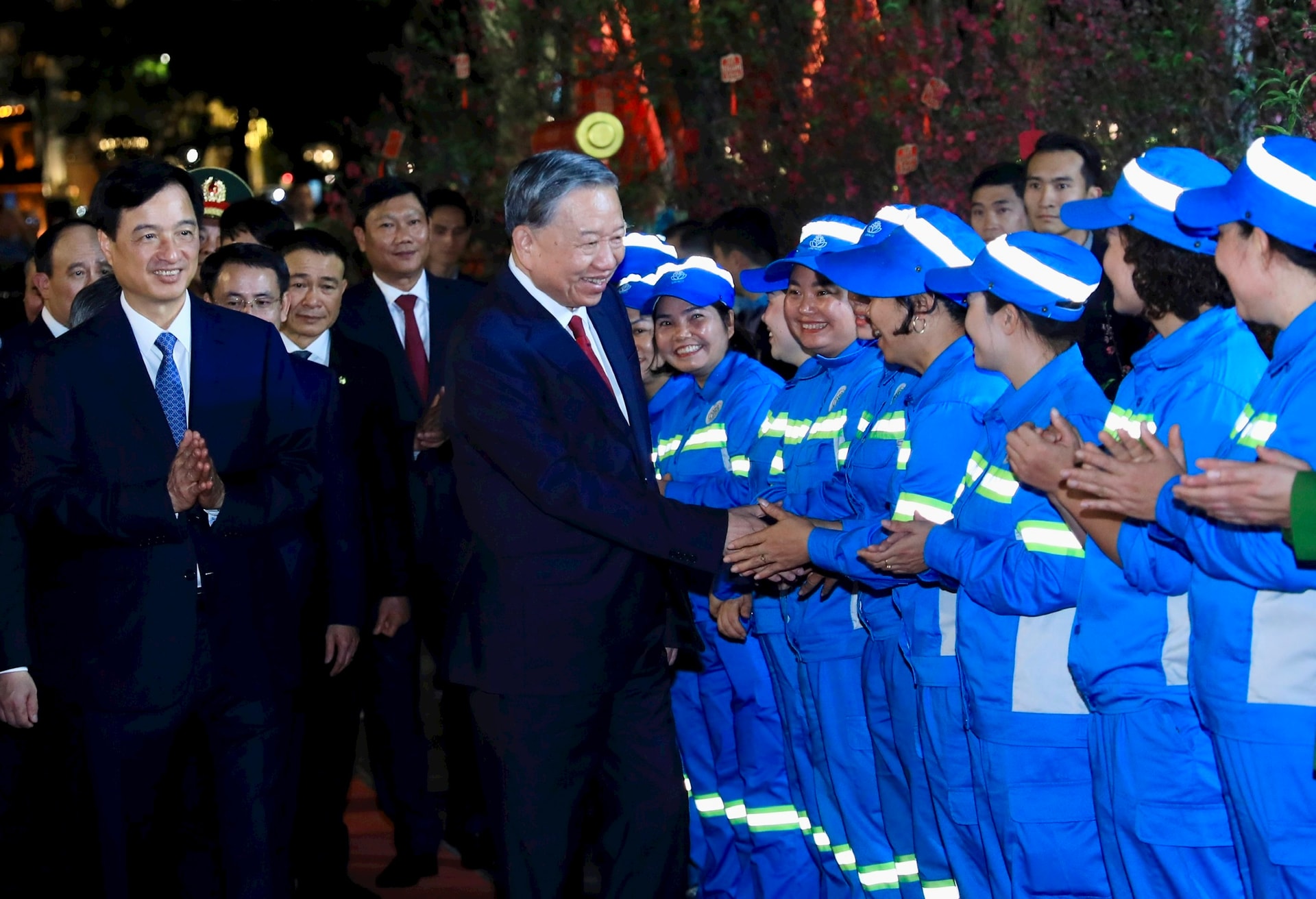 Tổng Bí thư Tô Lâm dâng hương tại Tượng đài Vua Lý Thái Tổ và chúc Tết nhân dân Thủ đô- Ảnh 5.