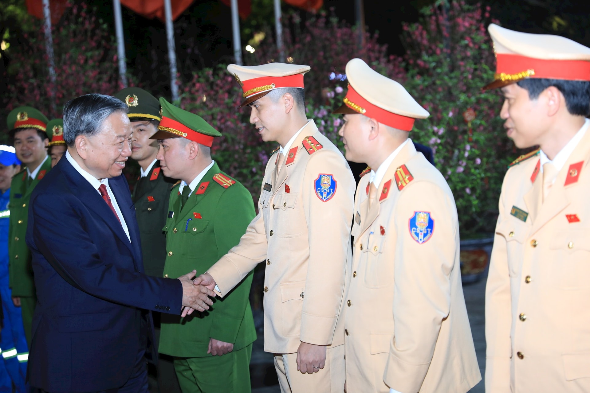 Tổng Bí thư Tô Lâm dâng hương tại Tượng đài Vua Lý Thái Tổ và chúc Tết nhân dân Thủ đô- Ảnh 4.