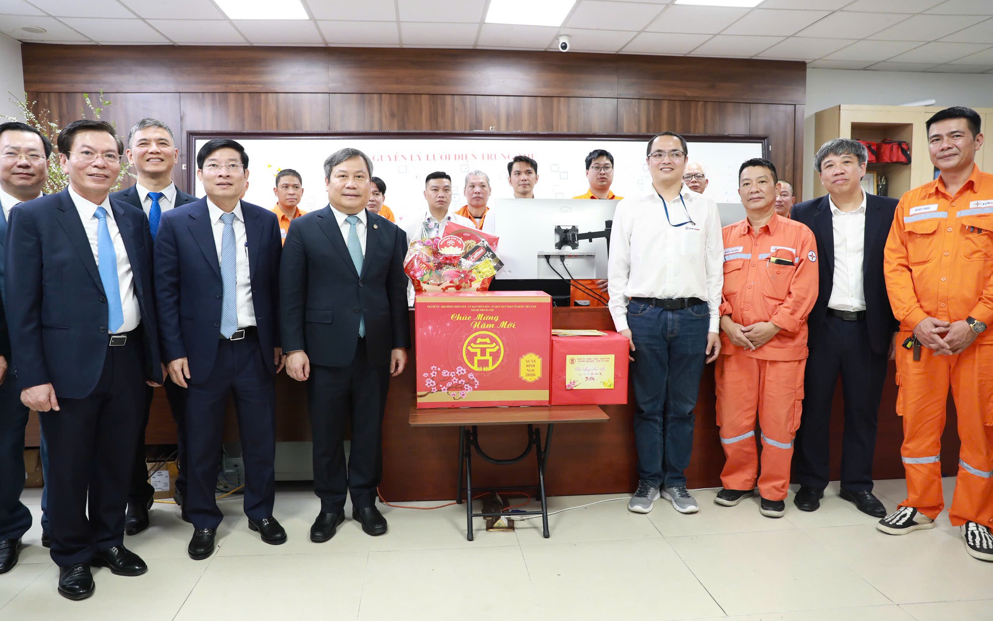 Chủ tịch UBND Thành phố Vũ Đại Thắng trao quà động viên công nhân viên chức, người lao động tại Điểm trực điều độ điện tại 274 Tôn Đức Thắng