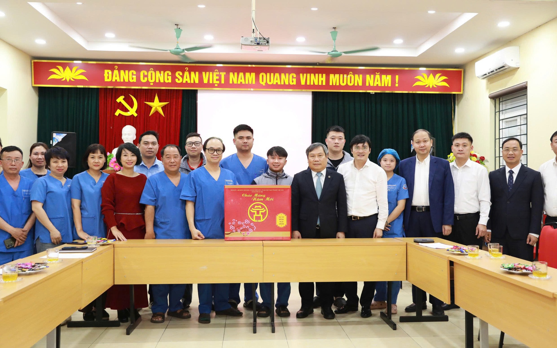 Chủ tịch UBND Thành phố thăm, động viên các lực lượng trực đêm 29 Tết