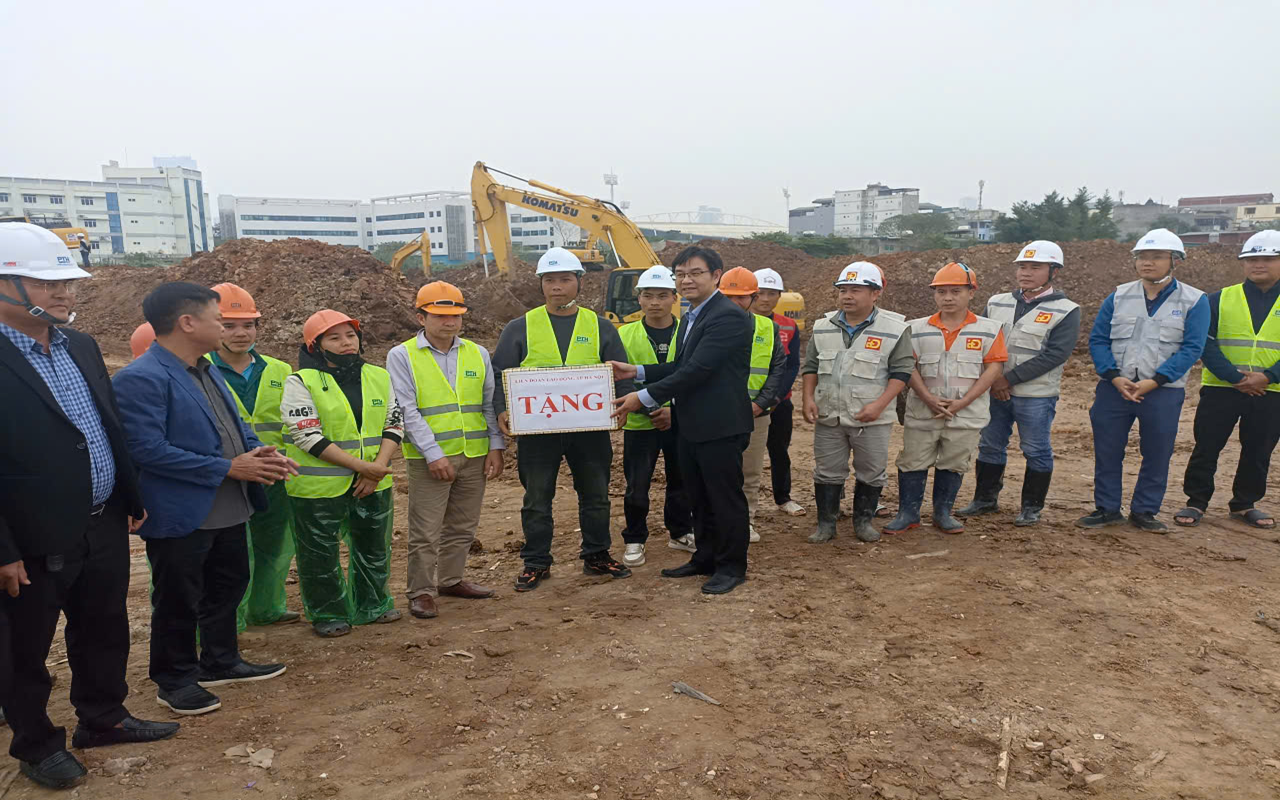 Chủ tịch Liên đoàn Lao động thành phố Hà Nội Nguyễn Văn Thắng tặng quà, động viên công nhân.