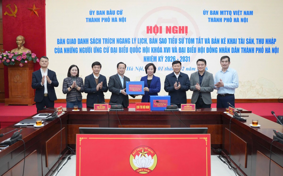 Đồng chí Bùi Huyền Mai, Ủy viên Ban Thường vụ Thành ủy, Chủ tịch Ủy ban MTTQ Việt Nam thành phố Hà Nội, Phó Chủ tịch Ủy ban Bầu cử Thành phố bàn giao hồ sơ cho đồng chí Trần Thế Cương, Ủy viên Ban Thường vụ Thành ủy, Phó Chủ tịch Thường trực HĐND Thành phố, Phó Chủ tịch Thường trực Ủy ban Bầu cử Thành phố.