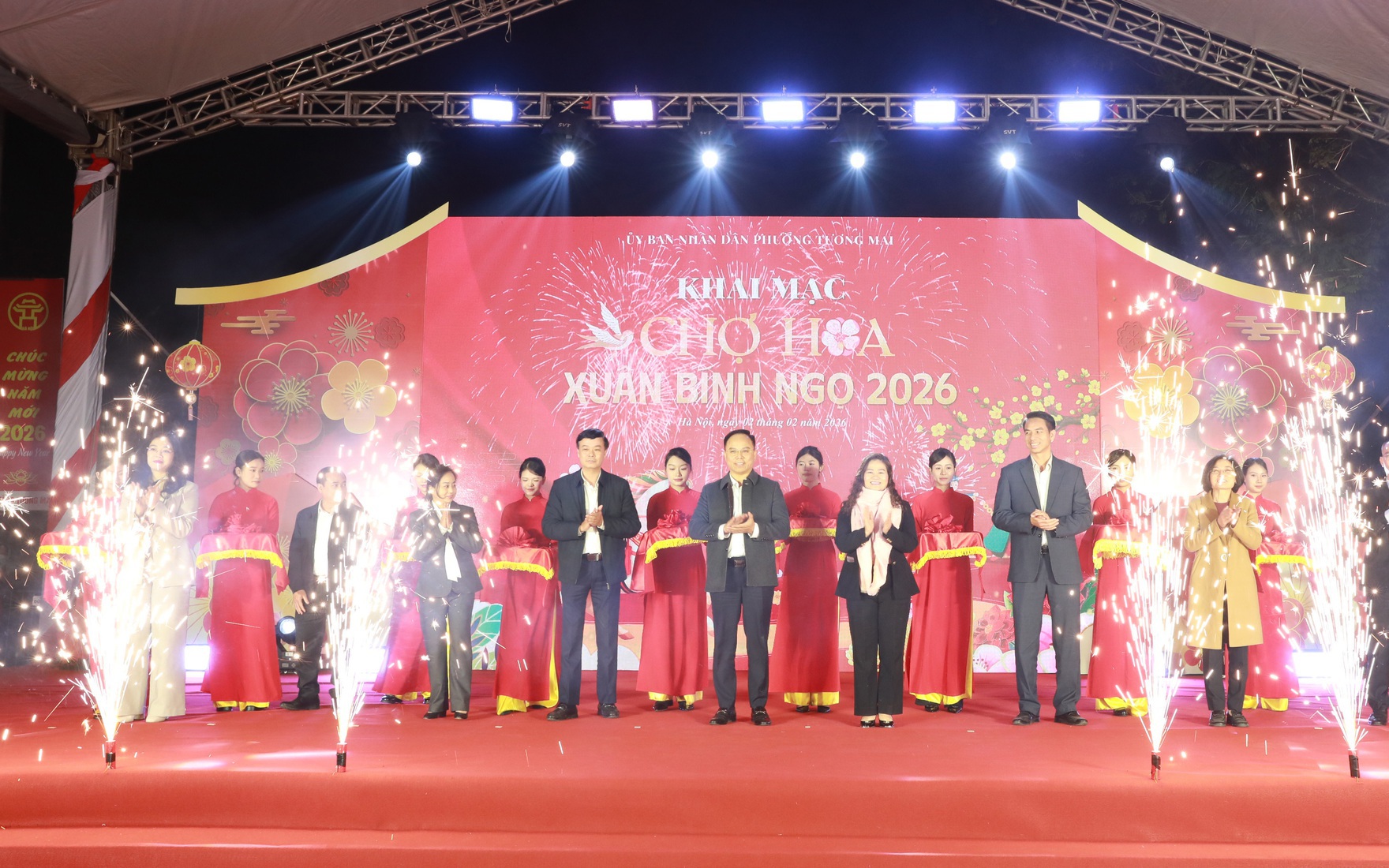 Các đại biểu cắt băng khai mạc chợ hoa Xuân phường Tương Mai