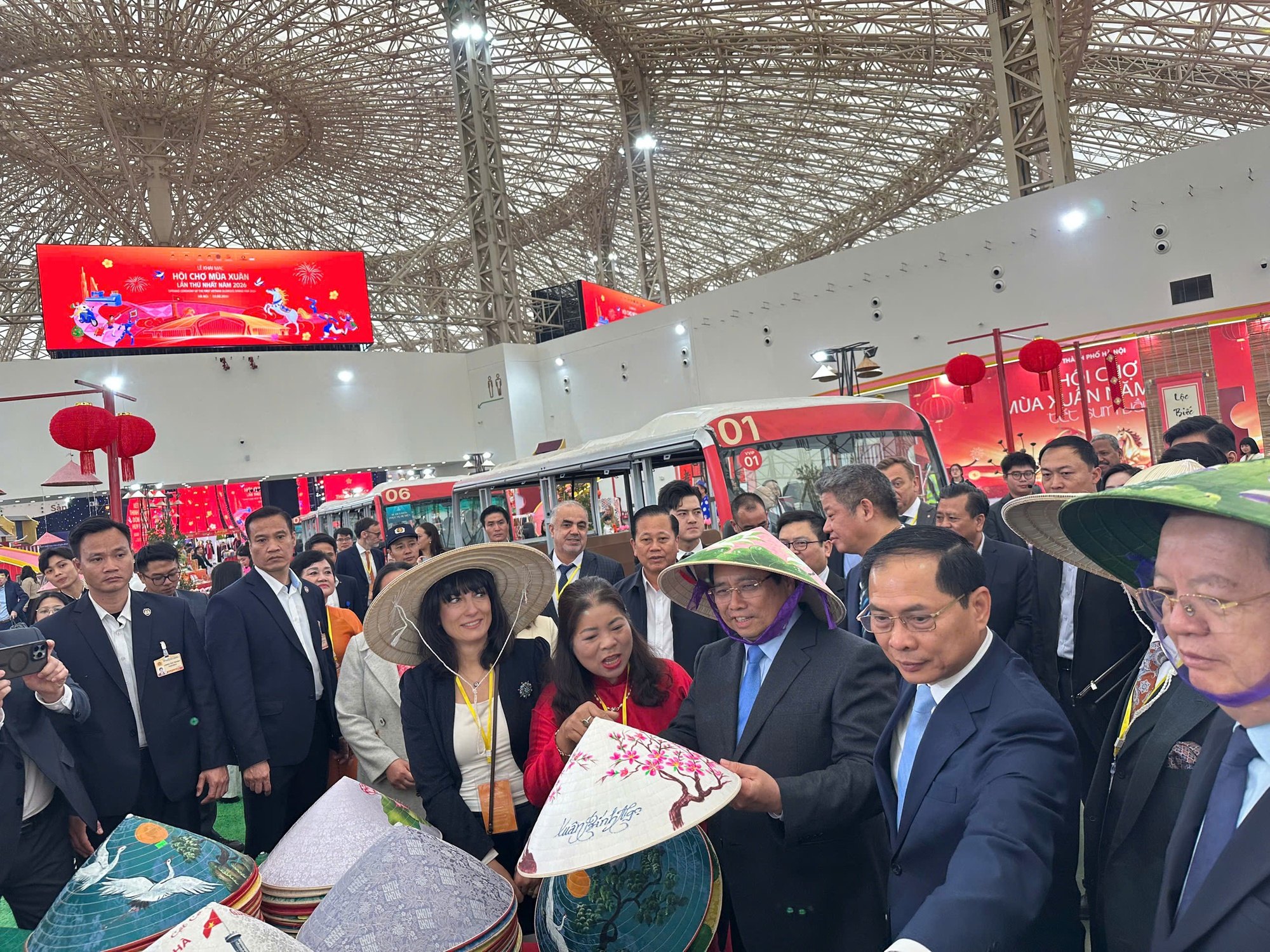 Thủ tướng Phạm Minh Chính tham quan các gian hàng của Sở Công Thương Hà Nội tại Hội chợ với chủ đề "Tết Sum vầy".