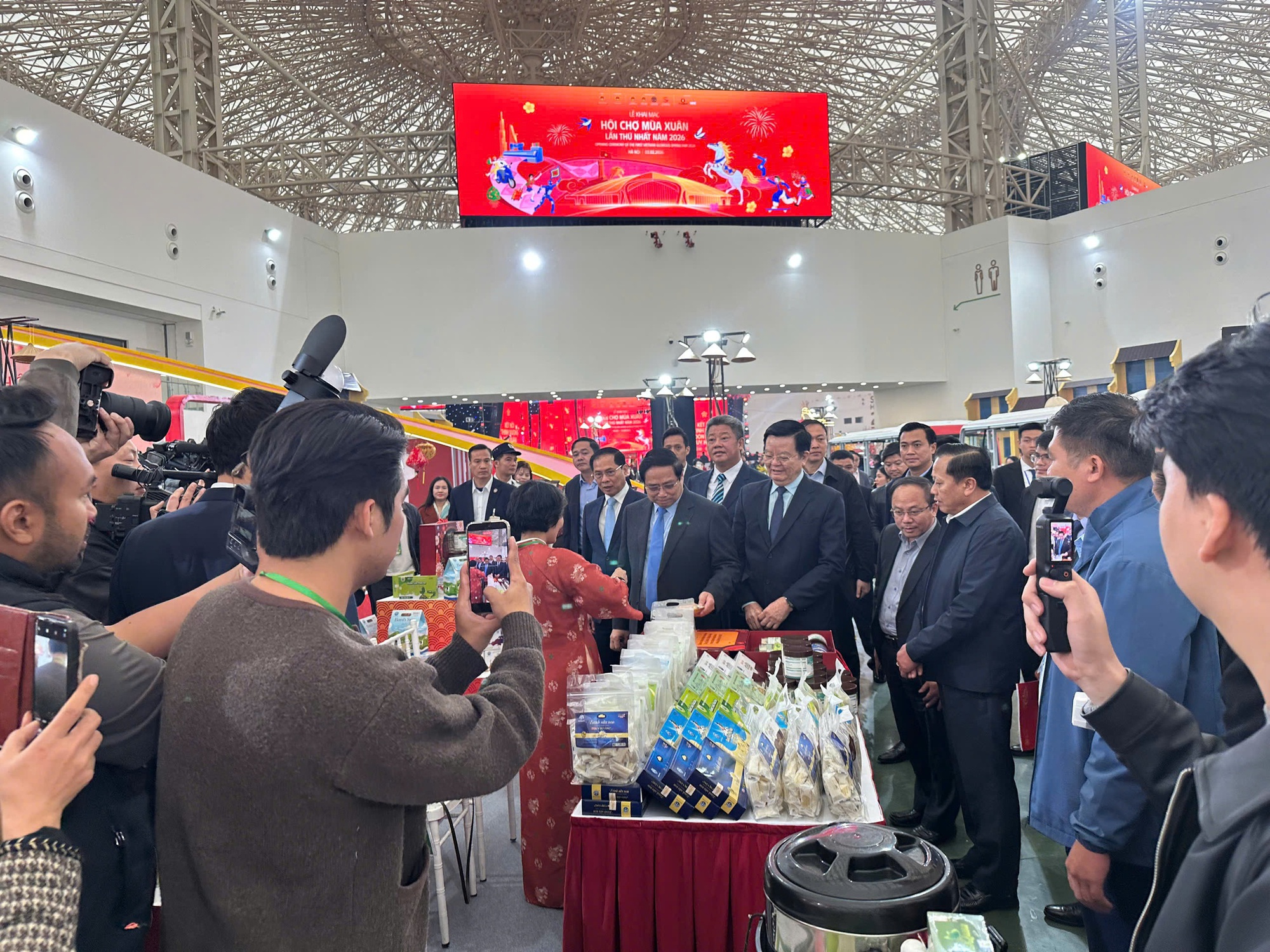 Thủ tướng Phạm Minh Chính tham quan các gian hàng của Sở Công Thương Hà Nội tại Hội chợ.