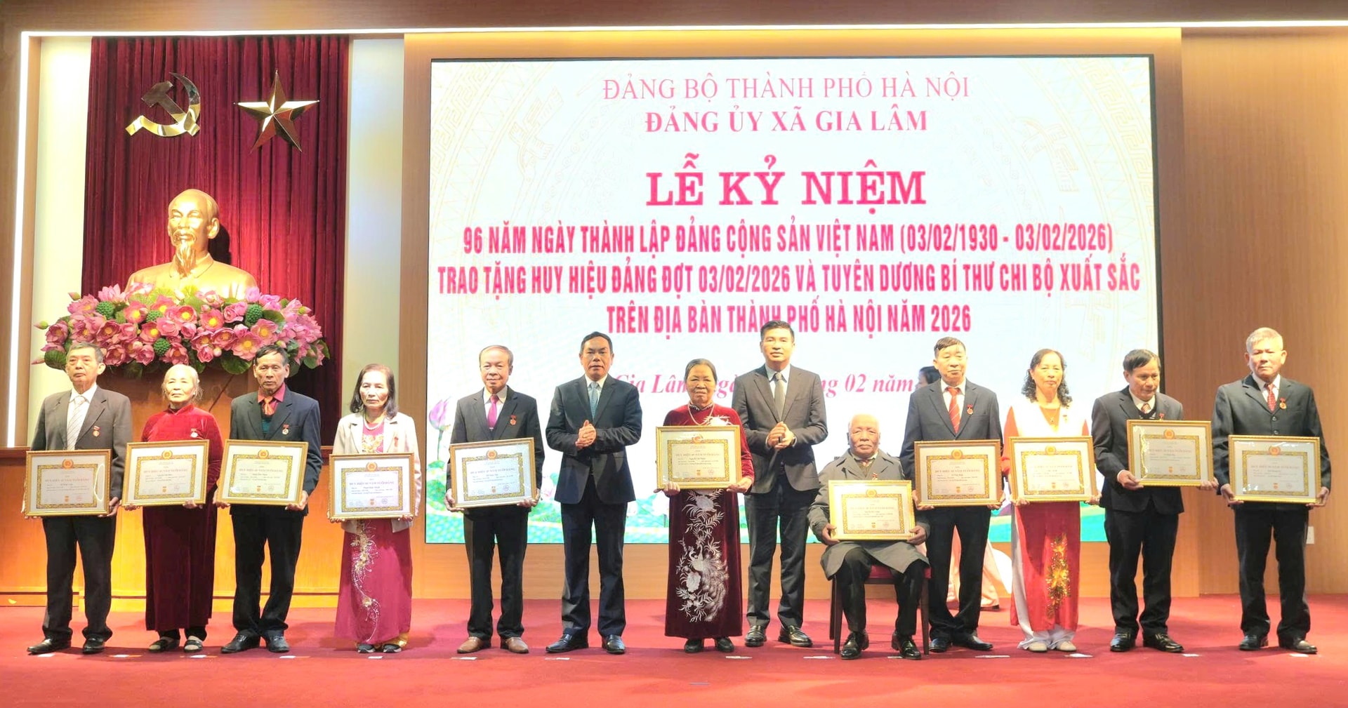 Xã Gia Lâm kỷ niệm 96 năm Ngày thành lập Đảng và trao tặng, truy tặng Huy hiệu Đảng- Ảnh 3.