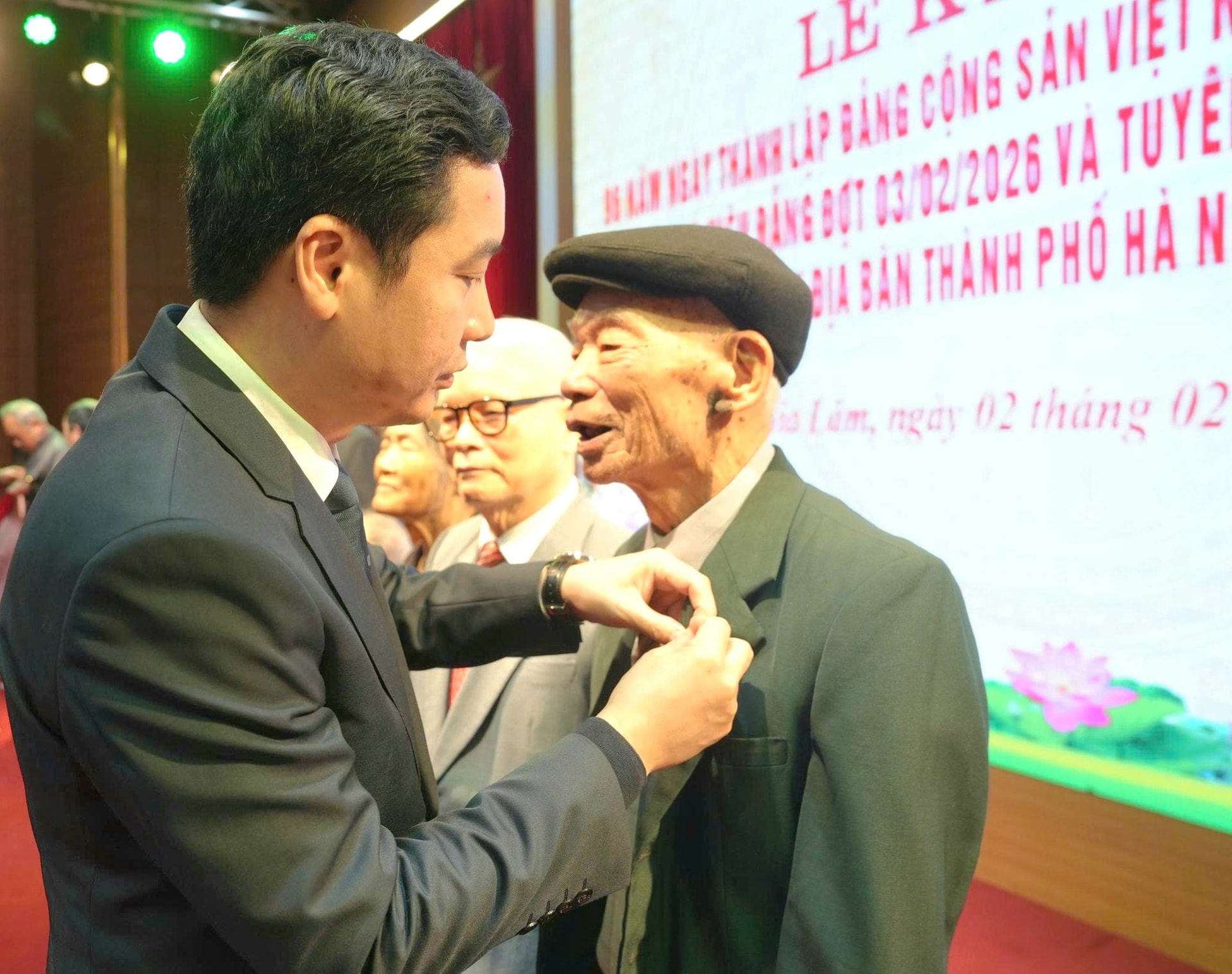 Xã Gia Lâm kỷ niệm 96 năm Ngày thành lập Đảng và trao tặng, truy tặng Huy hiệu Đảng- Ảnh 2.