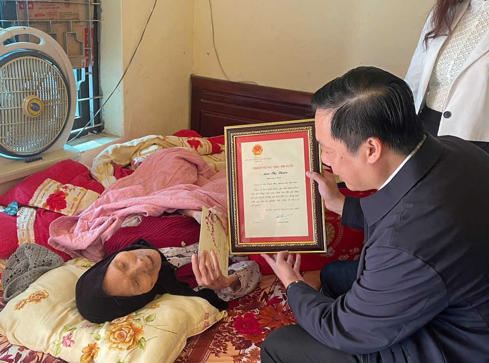 Lãnh đạo xã Xuân Mai thăm tặng quà gia đình người có công, thân nhân liệt sĩ, các cụ cao niên tròn 100 tuổi- Ảnh 5.