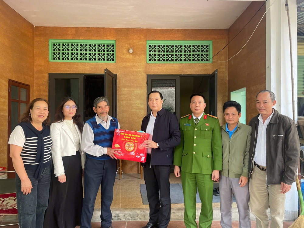 Lãnh đạo xã Xuân Mai thăm tặng quà gia đình người có công, thân nhân liệt sĩ, các cụ cao niên tròn 100 tuổi- Ảnh 6.