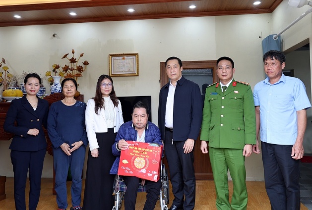 Lãnh đạo xã Xuân Mai thăm tặng quà gia đình người có công, thân nhân liệt sĩ, các cụ cao niên tròn 100 tuổi- Ảnh 7.