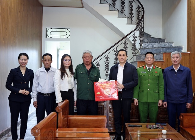 Lãnh đạo xã Xuân Mai thăm tặng quà gia đình người có công, thân nhân liệt sĩ, các cụ cao niên tròn 100 tuổi- Ảnh 8.