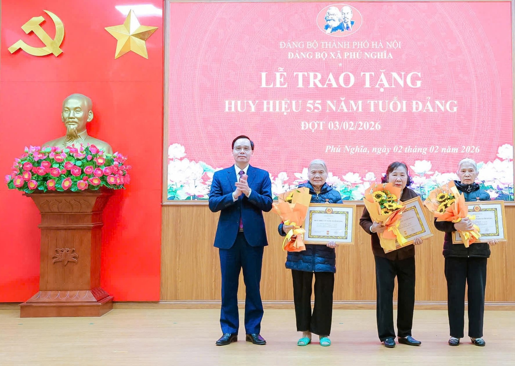 Xã Phú Nghĩa trao Huy hiệu Đảng tặng 15 đảng viên đợt 3/2- Ảnh 1.