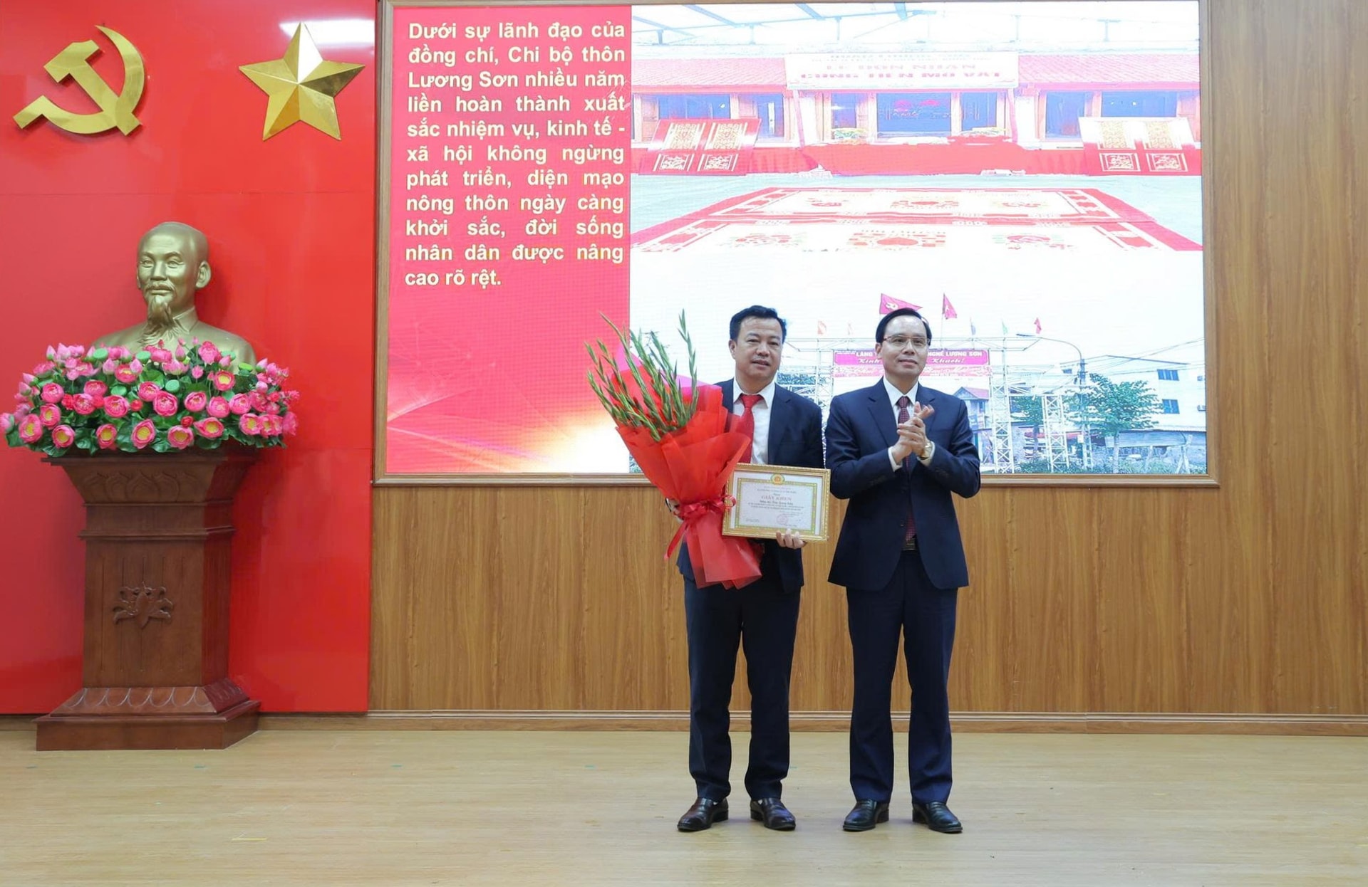 Xã Phú Nghĩa trao Huy hiệu Đảng tặng 15 đảng viên đợt 3/2- Ảnh 4.