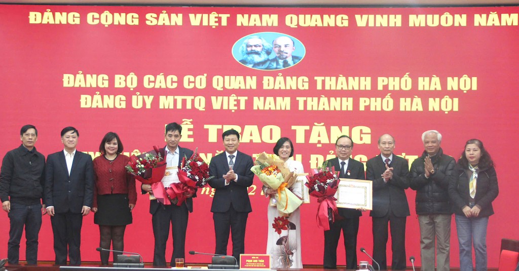 Đảng bộ MTTQ Việt Nam thành phố Hà Nội trao Huy hiệu Đảng đợt 3/2- Ảnh 3.