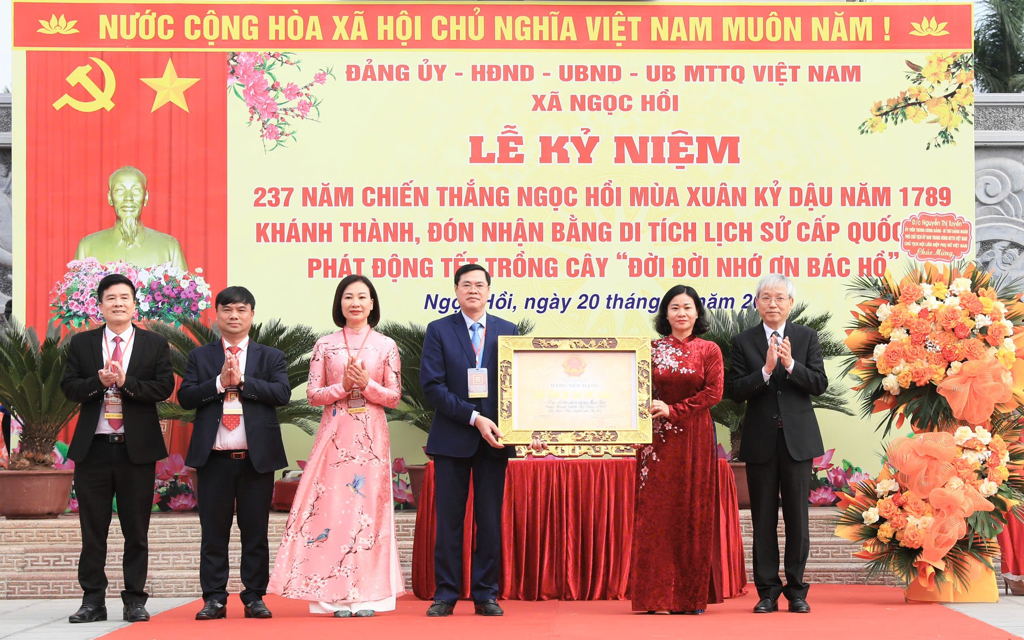 Đồng chí Nguyễn Thị Tuyến, Ủy viên Trung ương Đảng, Phó Chủ tịch Ủy ban Trung ương MTTQ Việt Nam, Chủ tịch Hội Liên hiệp phụ nữ Việt Nam trao Bằng công nhận Bằng Di tích lịch sử cấp Quốc gia Di tích Địa điểm Chiến thắng Ngọc Hồi 