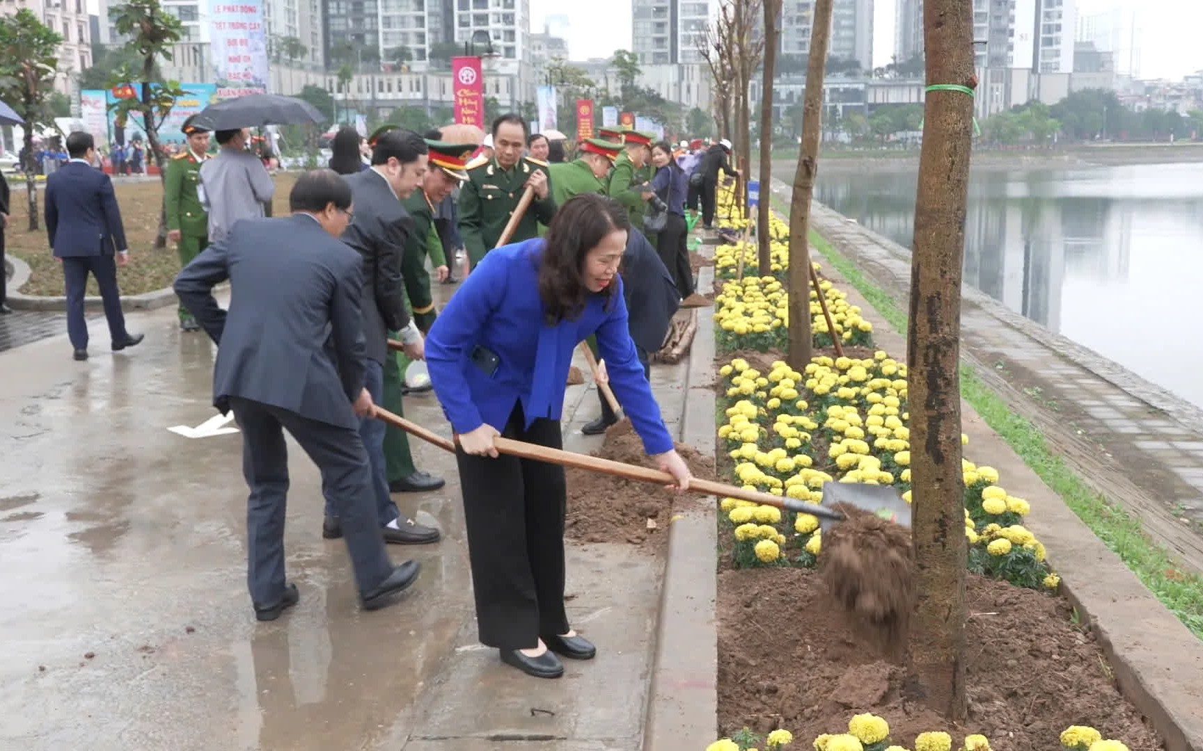 Lãnh đạo phường Cầu Giấy cùng cán bộ, công chức phường trồng cây xanh đầu Xuân