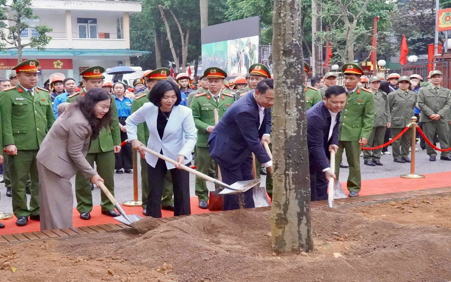 Phó Bí thư Thành ủy, Chủ tịch HĐND Thành phố Phùng Thị Hồng Hà cùng các đồng chí lãnh đạo hưởng ứng Tết trồng cây.