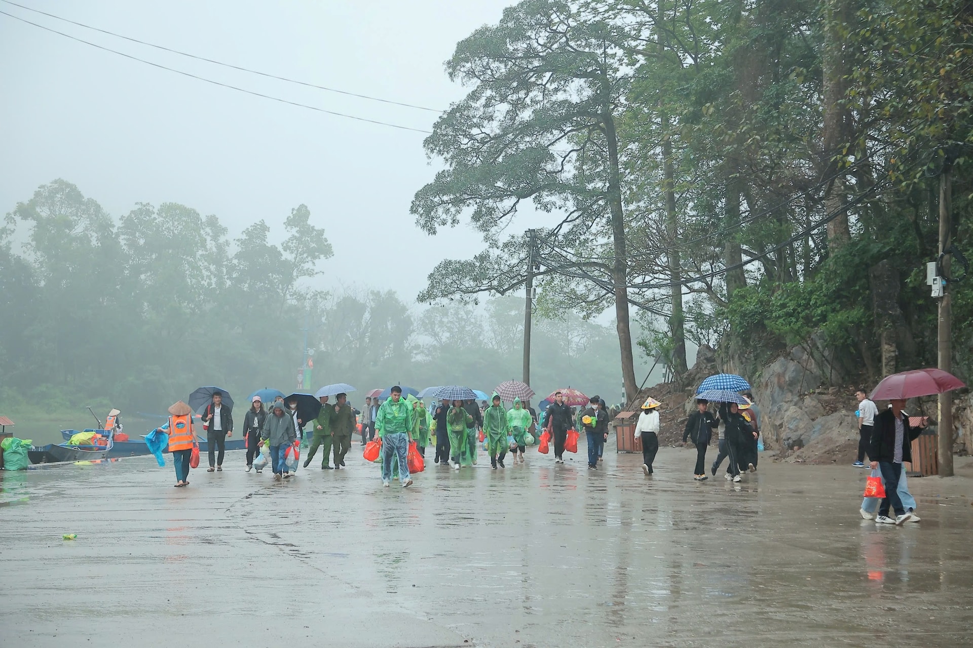 Hàng nghìn người dự Khai hội chùa Hương 2026- Ảnh 8.