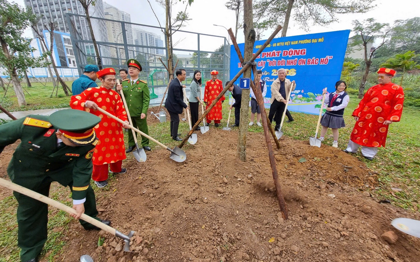 Các đại biểu trồng cây tại buổi Lễ