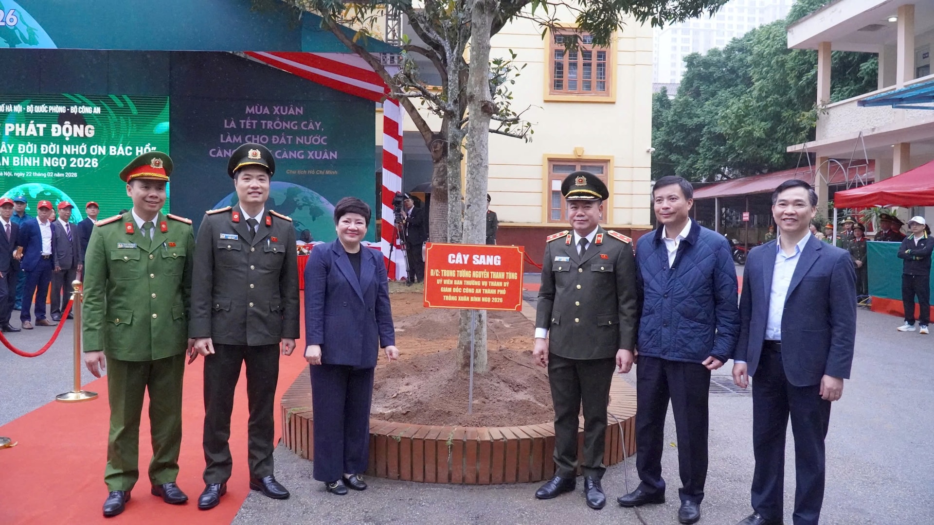 Chủ tịch HĐND thành phố Hà Nội Phùng Thị Hồng Hà dự Tết trồng cây tại Hà Đông- Ảnh 4.