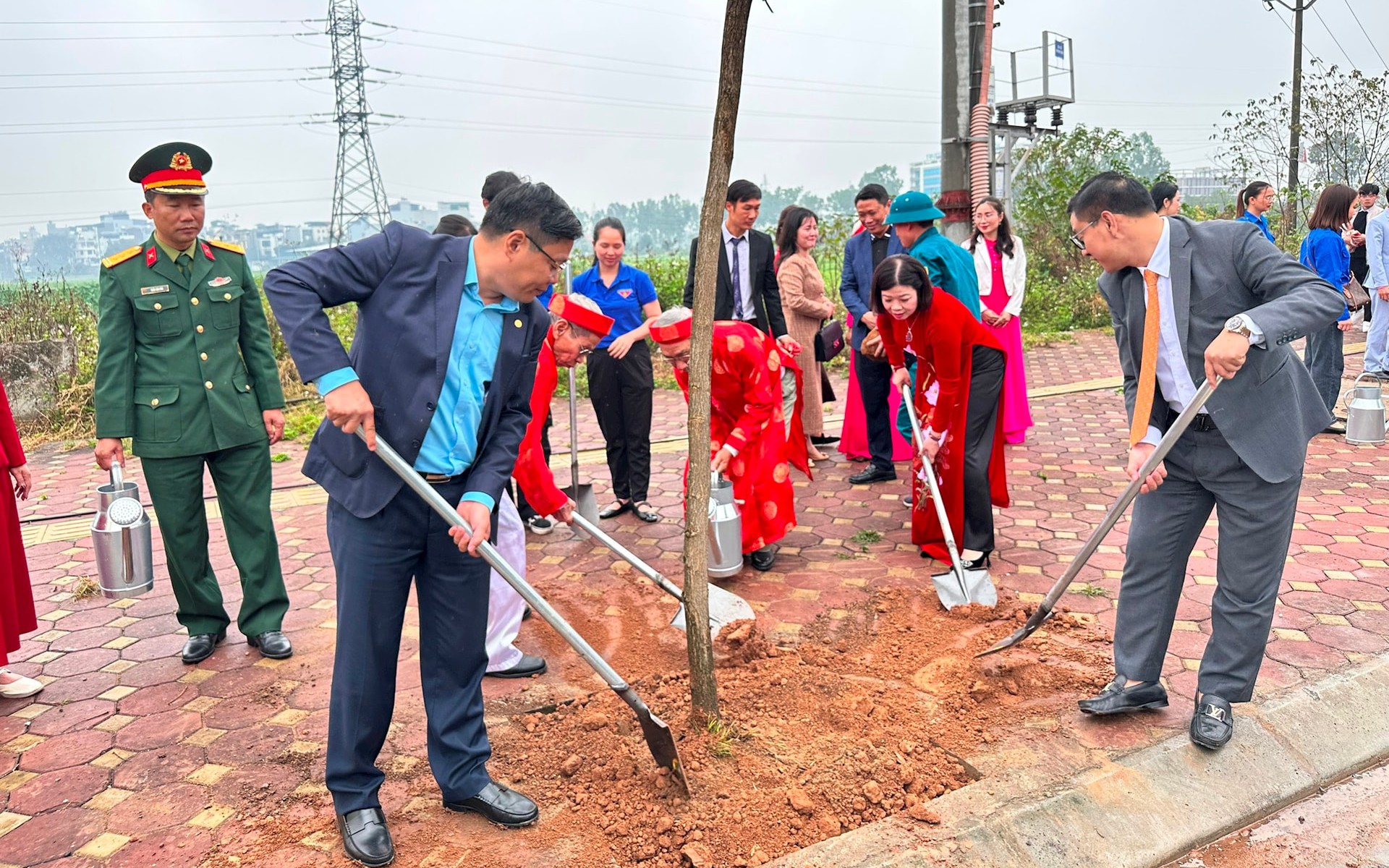 Lãnh đạo xã Đại Thanh và các cụ cao niên hưởng ứng trồng cây tại lễ phát động