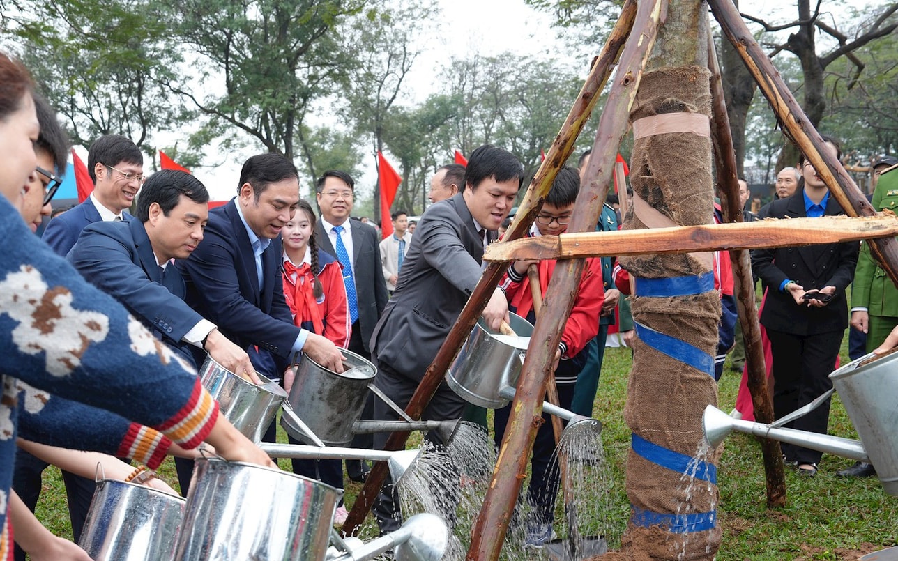 Lãnh đạo phường Yên Sở trồng cây hưởng ứng tại Lễ phát động