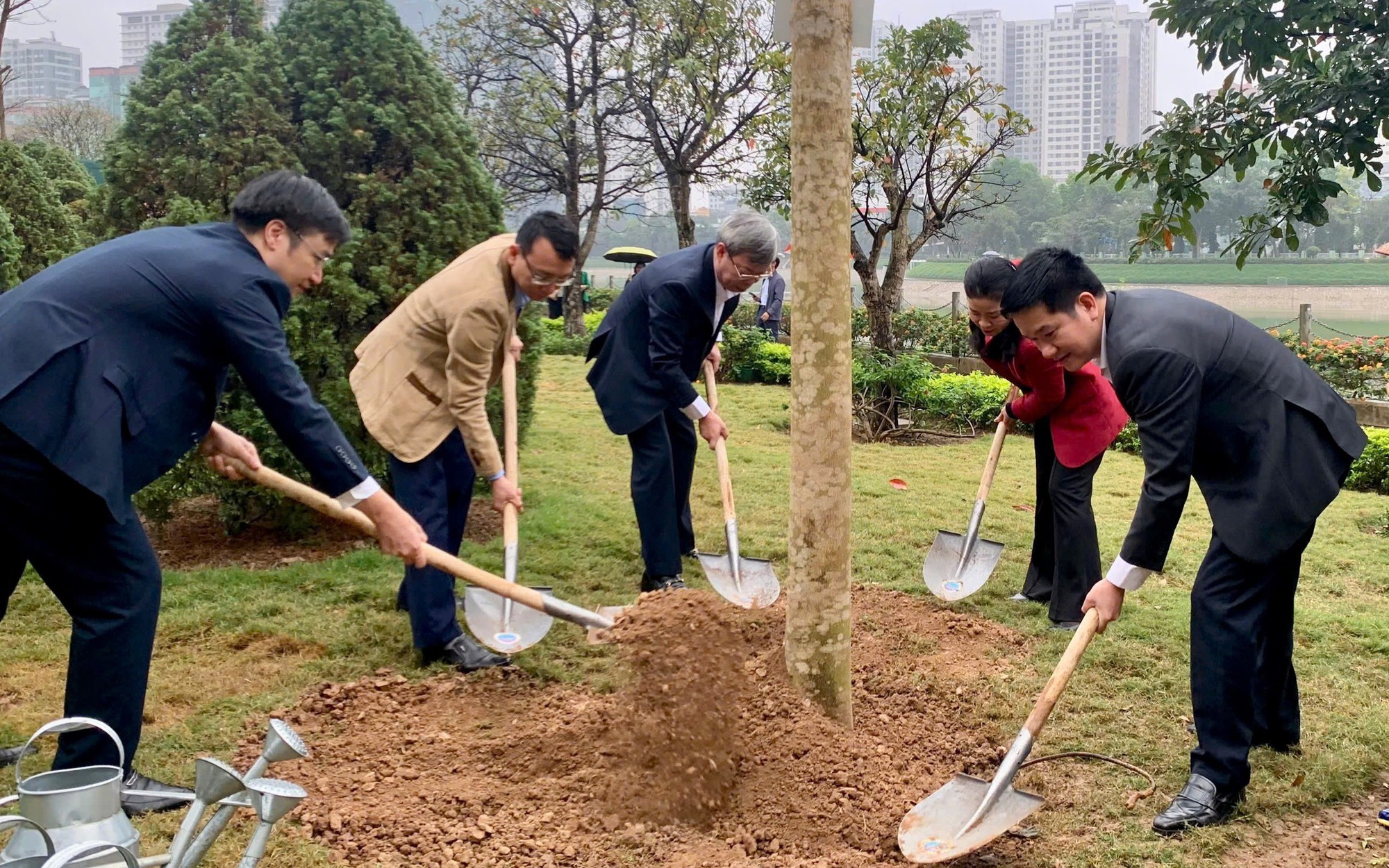 Các đại biểu tham gia Tết trồng cây.