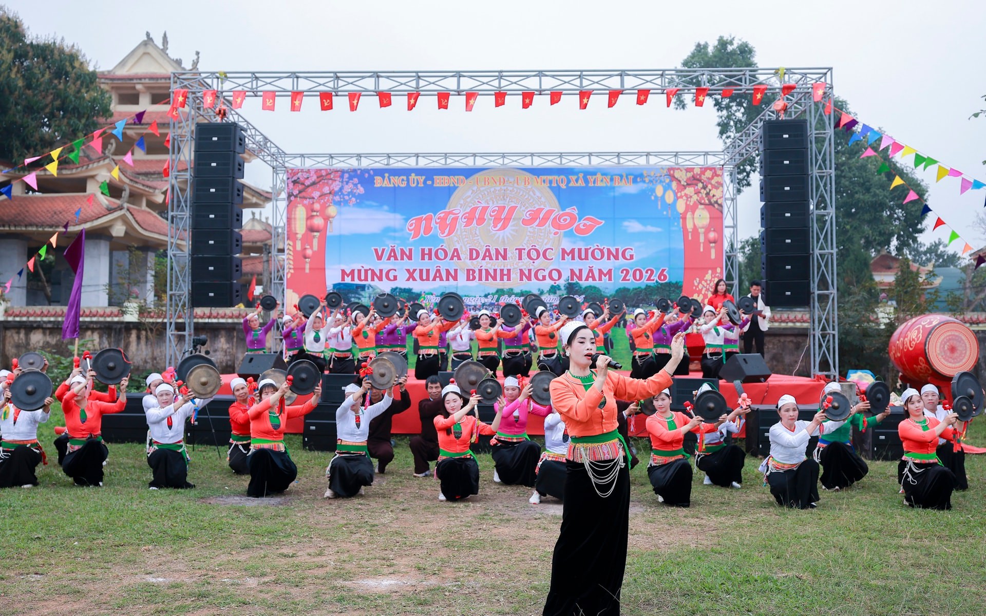 Không khí chương trình nghệ thuật chào xuân tại hội xuân Yên Bài