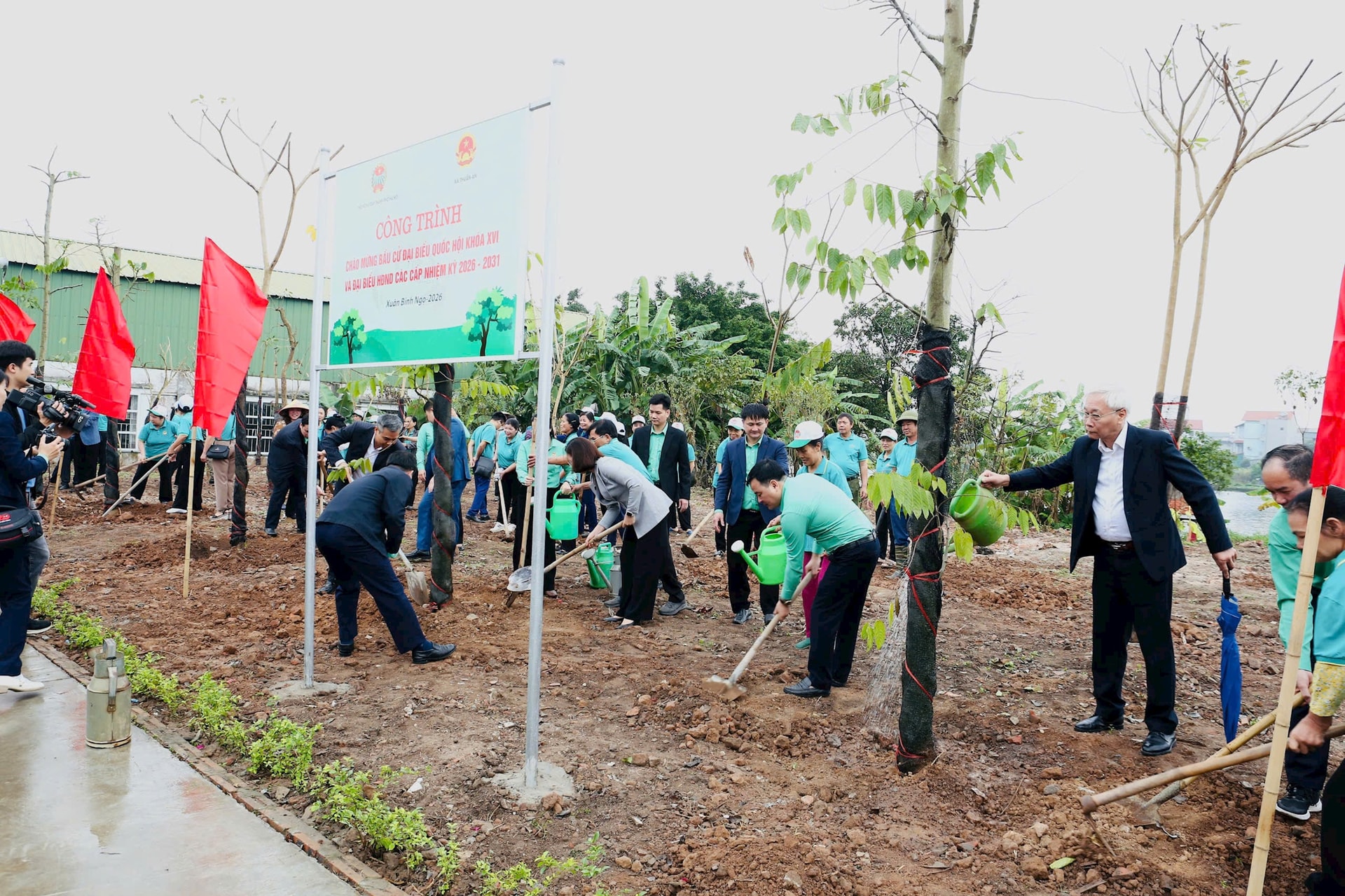 Hội Nông dân tích cực trồng cây đầu Xuân, lan tỏa nông dân Thủ đô trong bảo vệ môi trường- Ảnh 1.