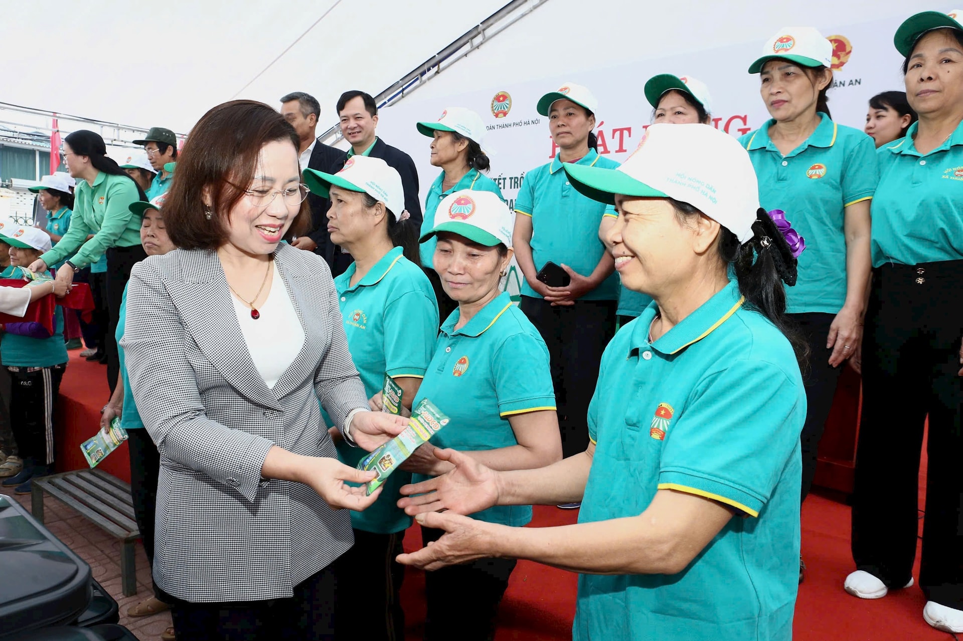 Hội Nông dân tích cực trồng cây đầu Xuân, lan tỏa nông dân Thủ đô trong bảo vệ môi trường- Ảnh 5.