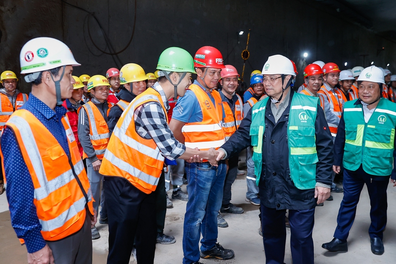 Thủ tướng Phạm Minh Chính kiểm tra hiện trường dự án tuyến đường sắt đô thị số 3 Nhổn - Ga Hà Nội- Ảnh 2.