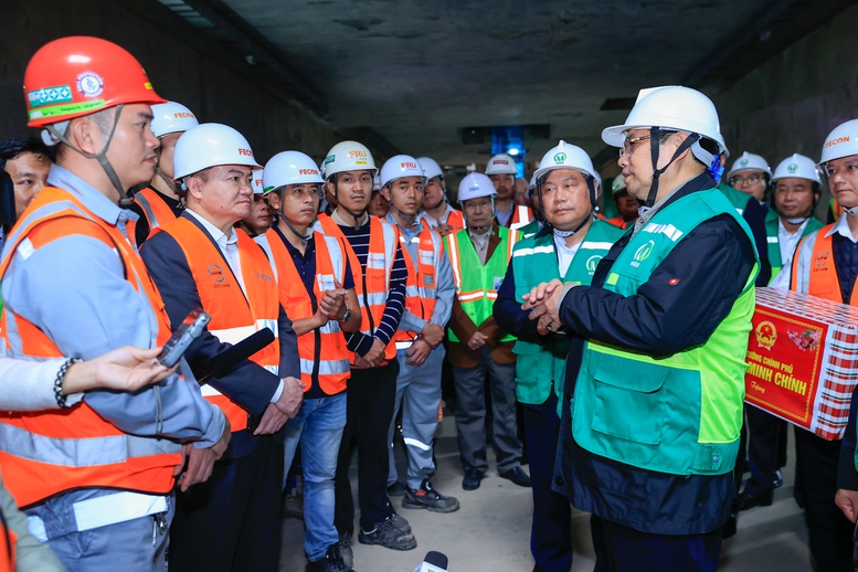 Thủ tướng Phạm Minh Chính kiểm tra hiện trường dự án tuyến đường sắt đô thị số 3 Nhổn - Ga Hà Nội- Ảnh 3.