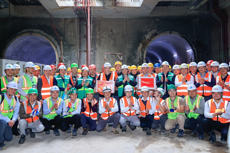 Thủ tướng Phạm Minh Chính kiểm tra hiện trường dự án tuyến đường sắt đô thị số 3 Nhổn - Ga Hà Nội- Ảnh 4.