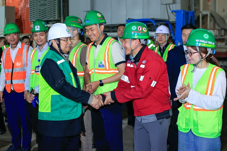 Thủ tướng Phạm Minh Chính kiểm tra hiện trường dự án tuyến đường sắt đô thị số 3 Nhổn - Ga Hà Nội- Ảnh 5.