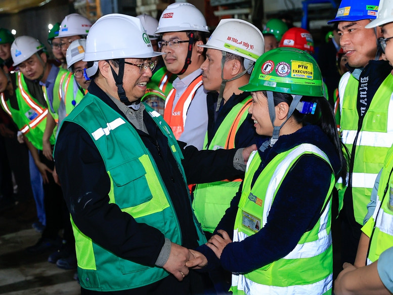 Thủ tướng Phạm Minh Chính kiểm tra hiện trường dự án tuyến đường sắt đô thị số 3 Nhổn - Ga Hà Nội- Ảnh 6.