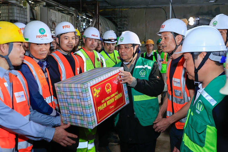 Thủ tướng Phạm Minh Chính kiểm tra hiện trường dự án tuyến đường sắt đô thị số 3 Nhổn - Ga Hà Nội- Ảnh 7.