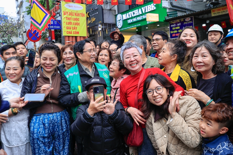 Thủ tướng Phạm Minh Chính kiểm tra hiện trường dự án tuyến đường sắt đô thị số 3 Nhổn - Ga Hà Nội- Ảnh 8.