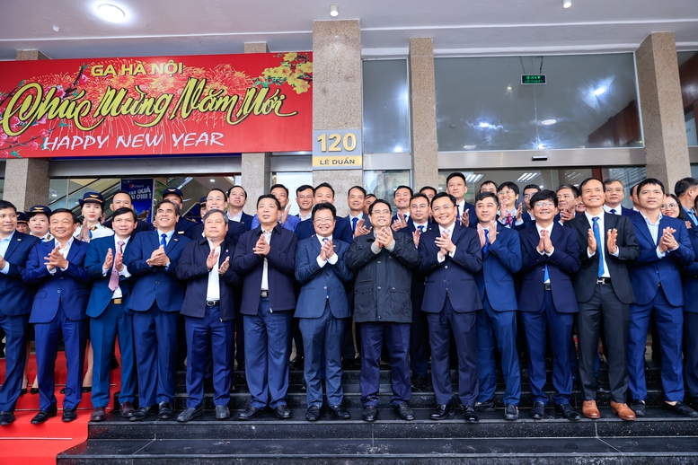 Thủ tướng Phạm Minh Chính kiểm tra hiện trường dự án tuyến đường sắt đô thị số 3 Nhổn - Ga Hà Nội- Ảnh 13.