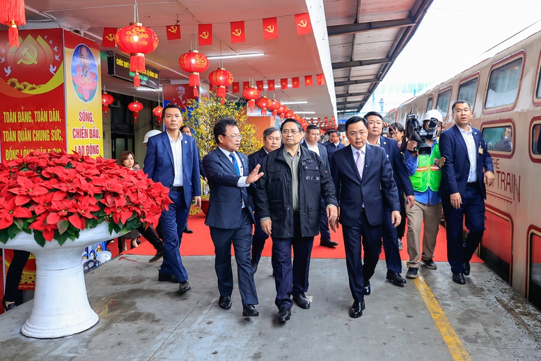 Thủ tướng Phạm Minh Chính kiểm tra hiện trường dự án tuyến đường sắt đô thị số 3 Nhổn - Ga Hà Nội- Ảnh 9.