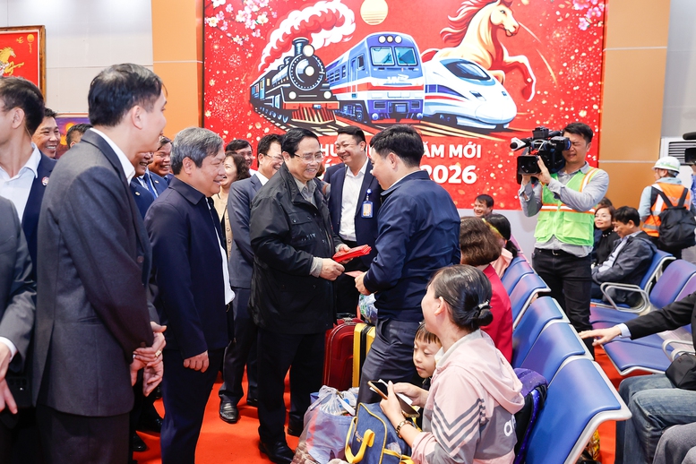 Thủ tướng Phạm Minh Chính kiểm tra hiện trường dự án tuyến đường sắt đô thị số 3 Nhổn - Ga Hà Nội- Ảnh 12.