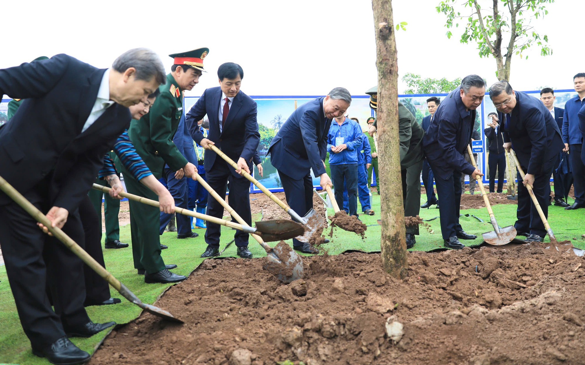 Tổng Bí thư Tô Lâm và các đồng chí lãnh đạo Đảng, Nhà nước, thành phố Hà Nội trồng cây tại khuôn viên dự án Bảo tàng Đảng Cộng sản Việt Nam tại Thủ đô Hà Nội