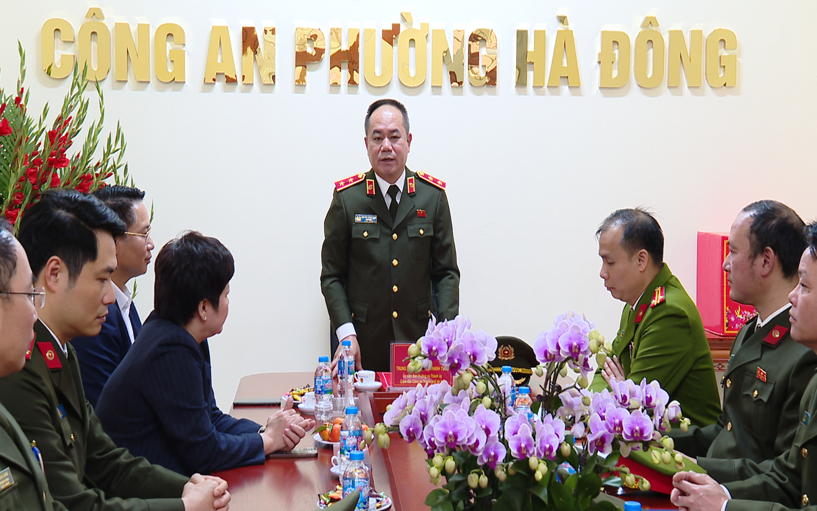 Ủy viên Ban Thường vụ Thành ủy, Giám đốc Công an thành phố Hà Nội kiểm tra hoạt động đầu năm mới tại Công an phường Hà Đông.