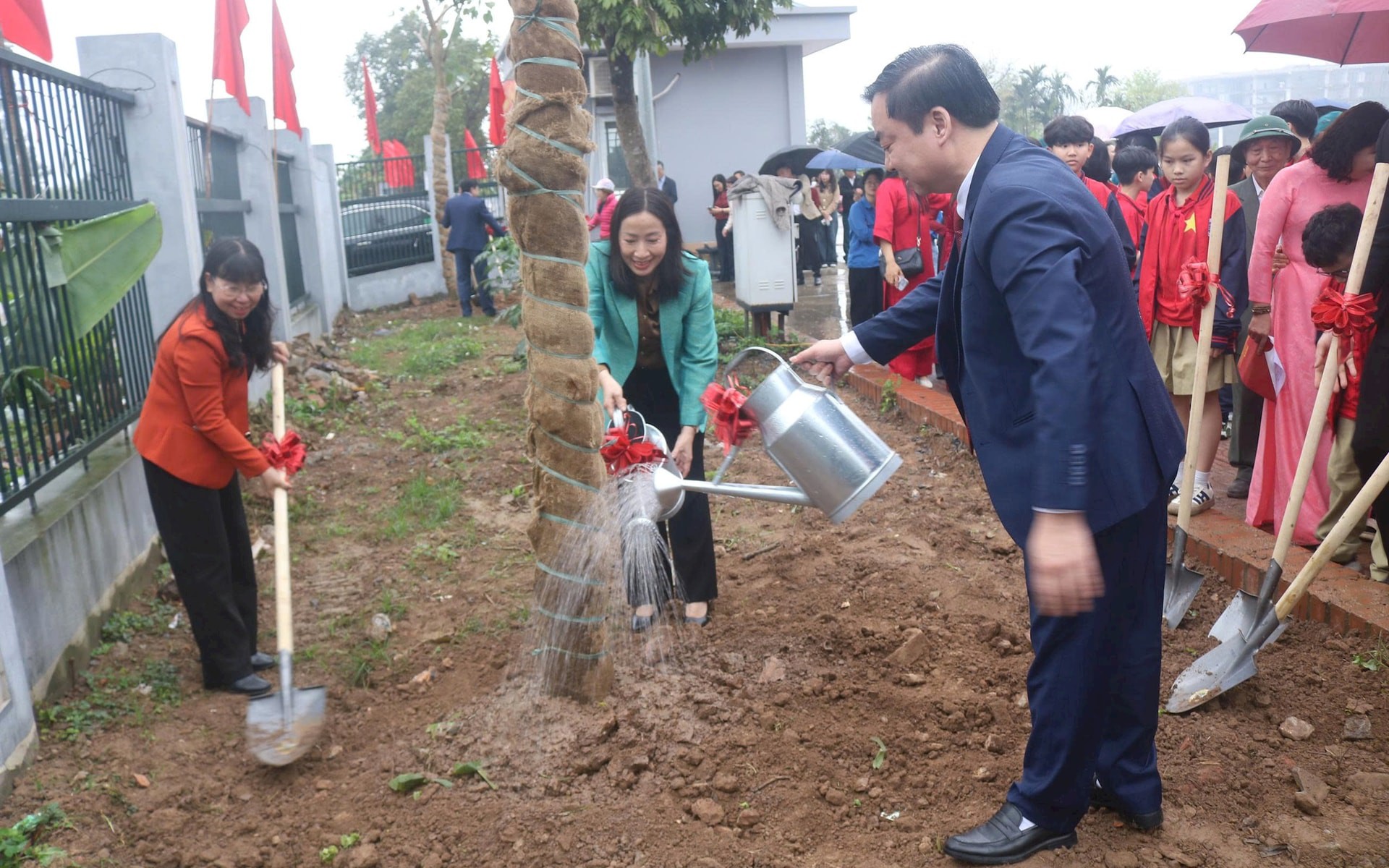 Lãnh đạo phường Tây Mỗ trồng cây tại lễ phát động