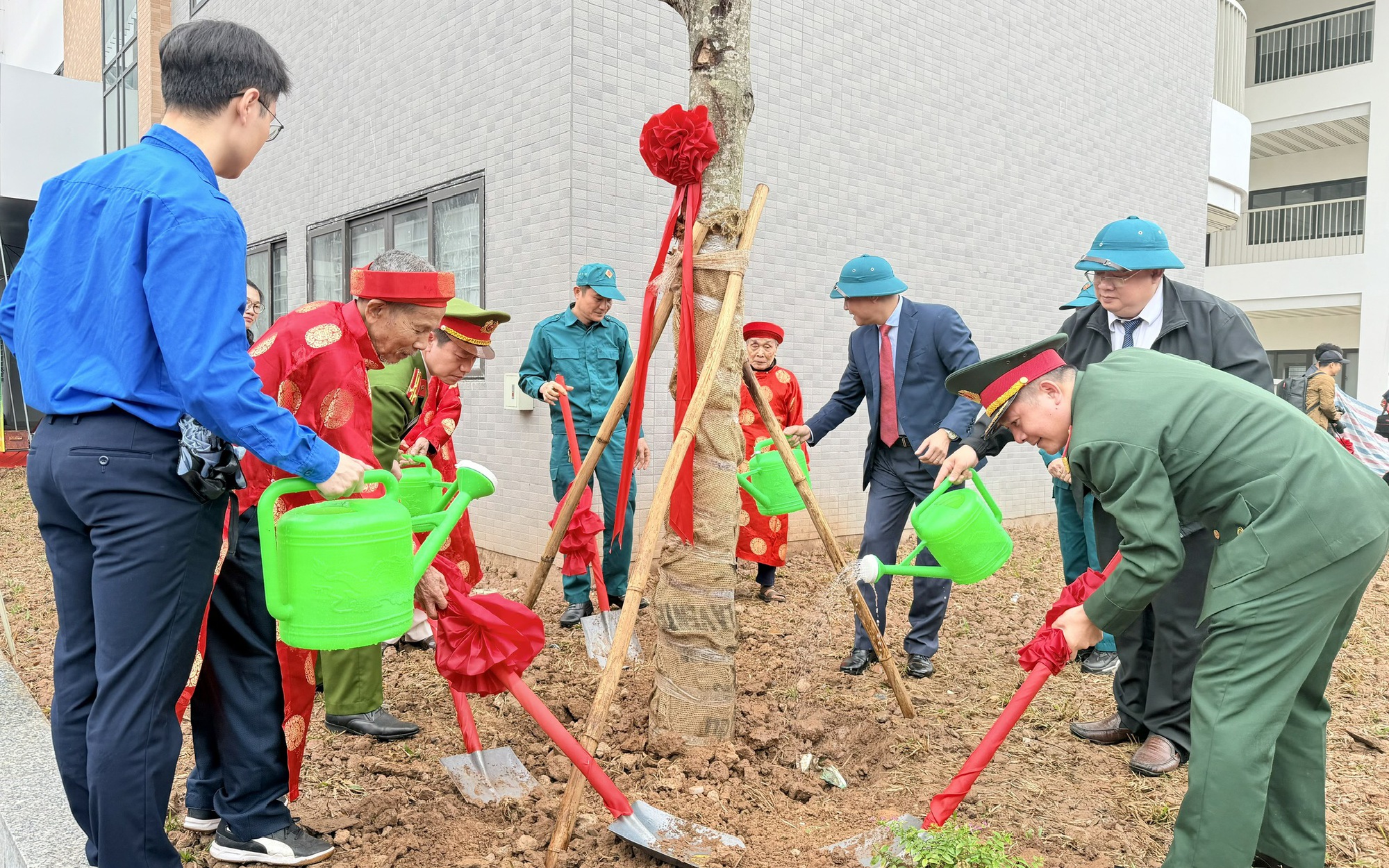 Lãnh đạo phường Định Công và các cụ cao niên hưởng ứng Tết trồng cây tại lễ phát động