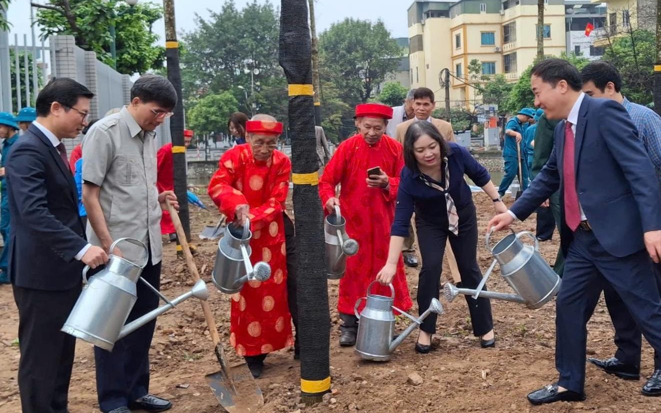 Lãnh đạo phường Hoàng Liệt và các cụ cao niên trồng cây xanh tại Lễ phát động